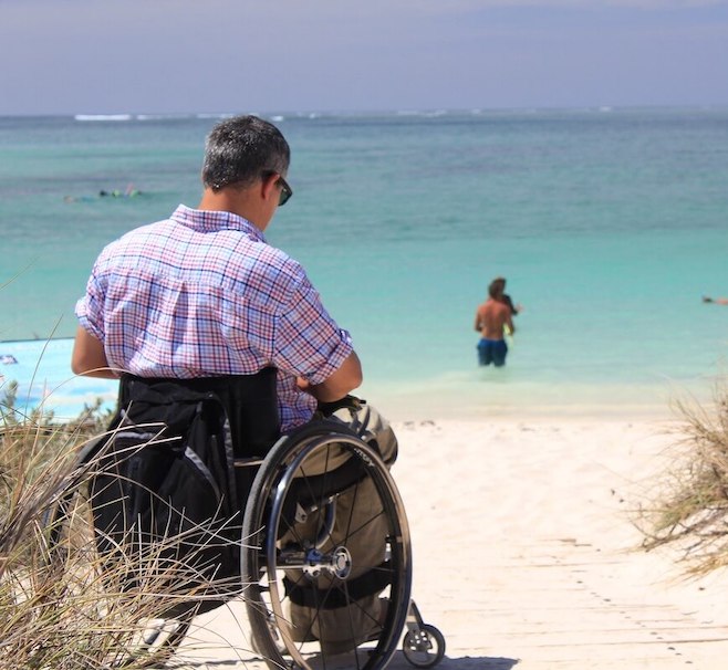 invalid u kolicima na plazi najava