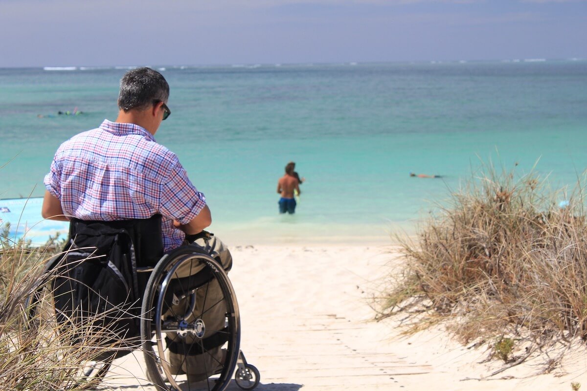 invalid u kolicima na plaži