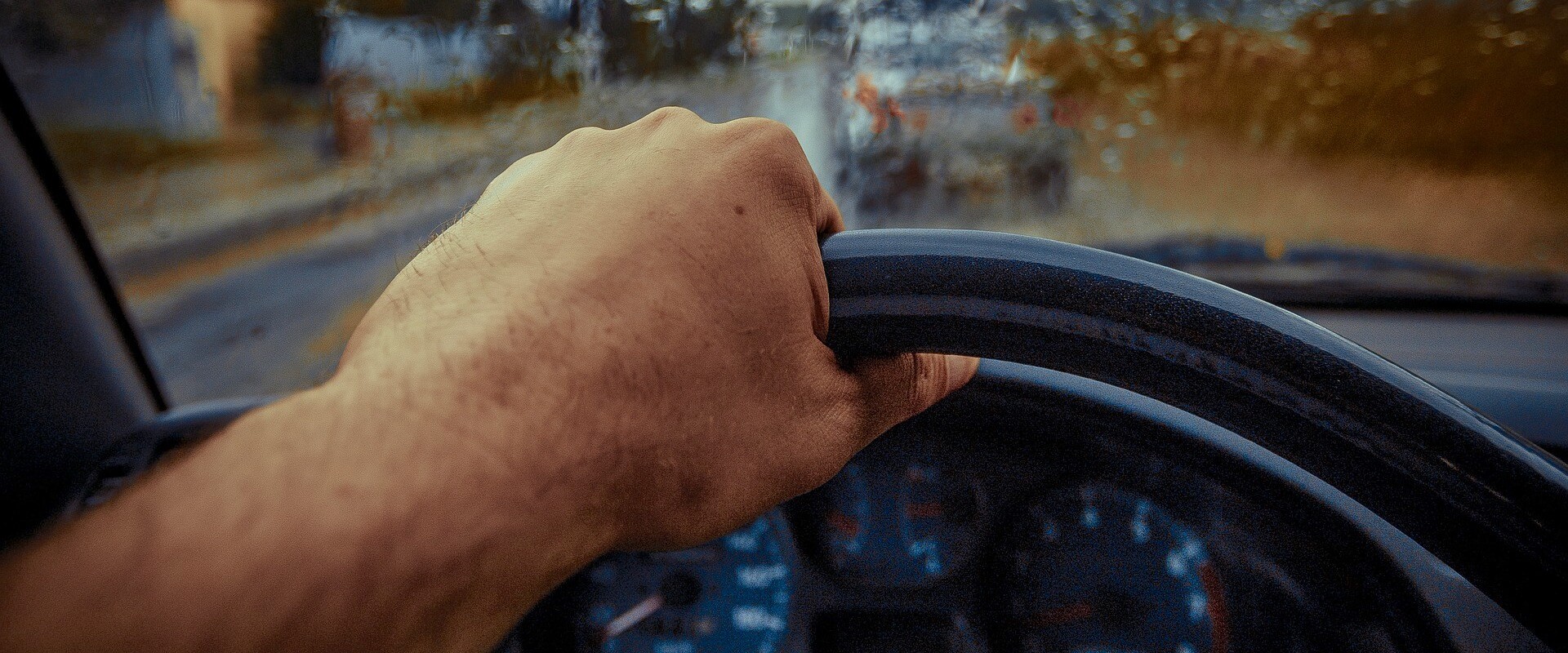 muška ruka na volanu automobila